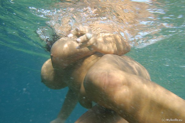 Сорокалетние  с большими сиськами на море - секс порно фото
