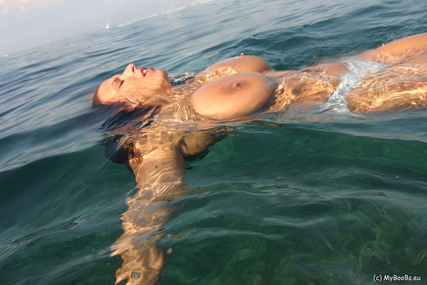 Сорокалетние  с большими сиськами на море - секс порно фото