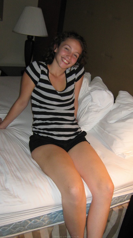 Молодая брюнетка обнажилась на белоснежной кровати - секс порно фото