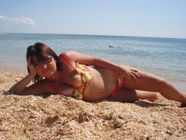 Пухленькая мамаша купается на нудистском пляже - секс порно фото