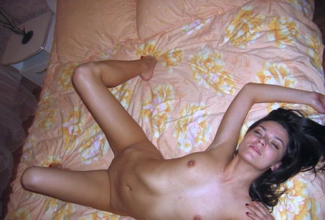 Загорелая телочка дрочит в постели самотыком - секс порно фото
