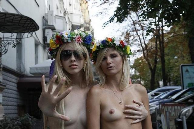 Феминистки гуляют по городу с голыми сиськами - секс порно фото