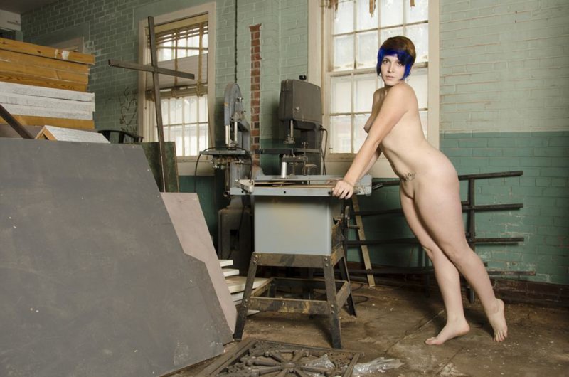 Полненькая неформалка позирует в столярной мастерской - секс порно фото