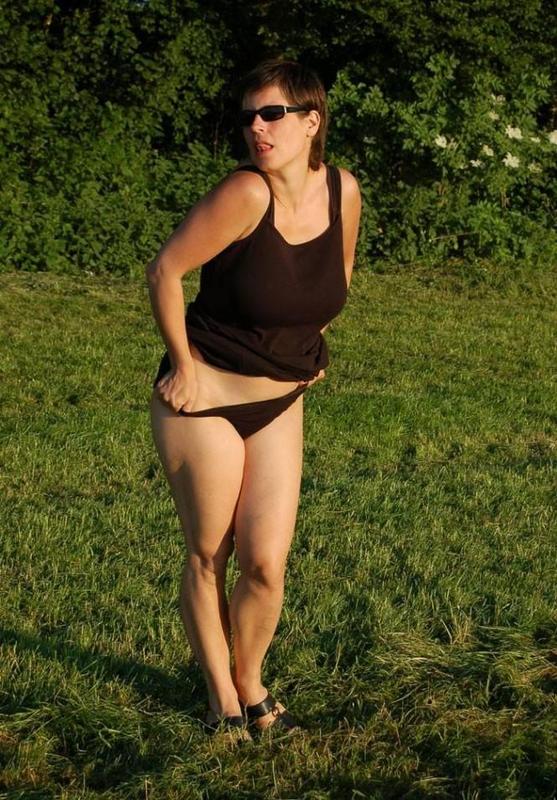 Женщина за 40 обнажила сиськи в поле - секс порно фото