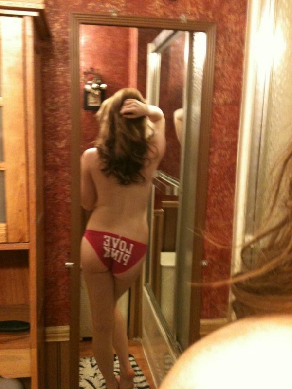 Молодая цыпочка любуется голым телом в зеркале - секс порно фото